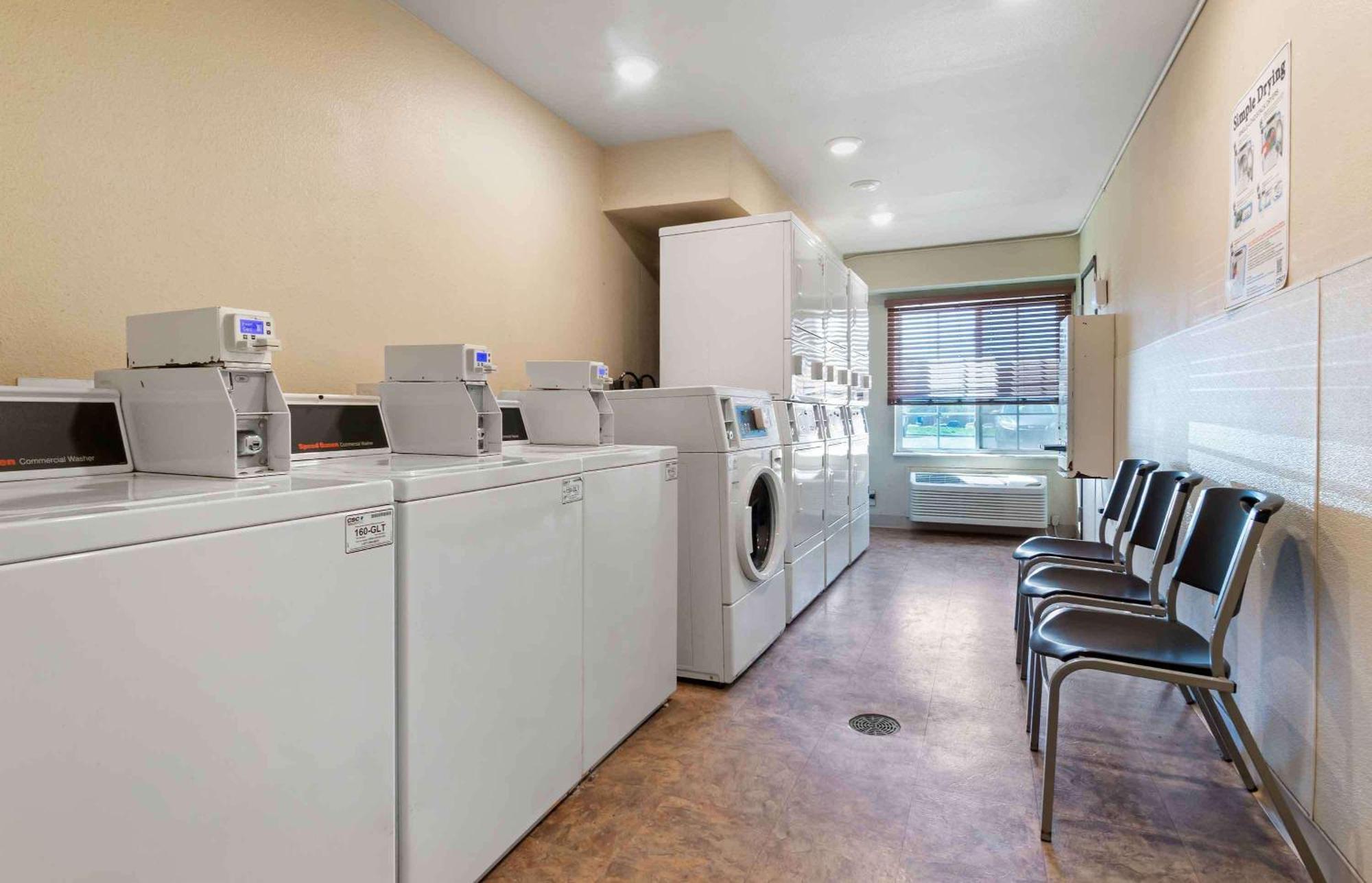 Extended Stay America Select Suites - Kansas City - South - I-49 Eksteriør billede